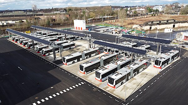 Betriebshof Porz der KVB mit Bussen an E-Tabkstellen